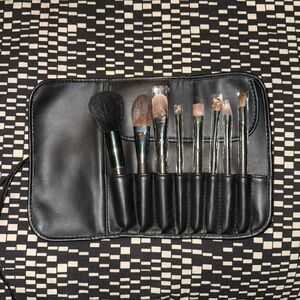 Make up brushes by ISOMERS in a trifold case. 8 brushes in total new never used.
